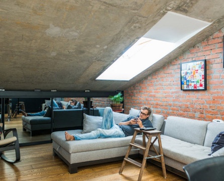 Estilo loft en el diseño del ático.