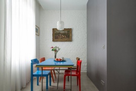 Interno di un appartamento tedesco con accenti luminosi