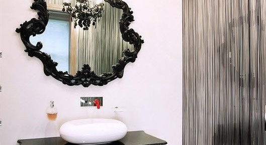 Lustre pour un intérieur de salle de bain moderne