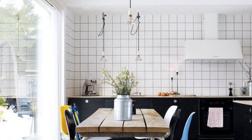 Interiör i skandinavisk stil i ett hus på landet