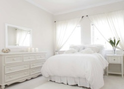 ห้องนอนสีขาวเหมือนหิมะพร้อมลิ้นชัก
