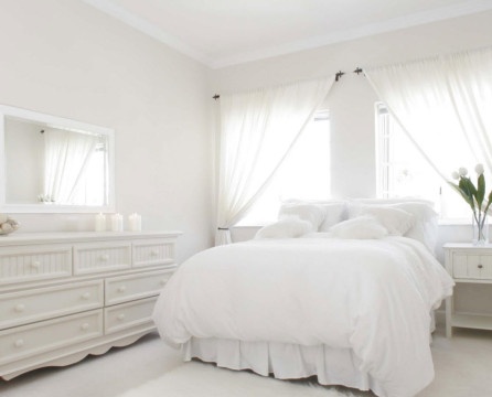 Dormitorio blanco como la nieve con una cómoda