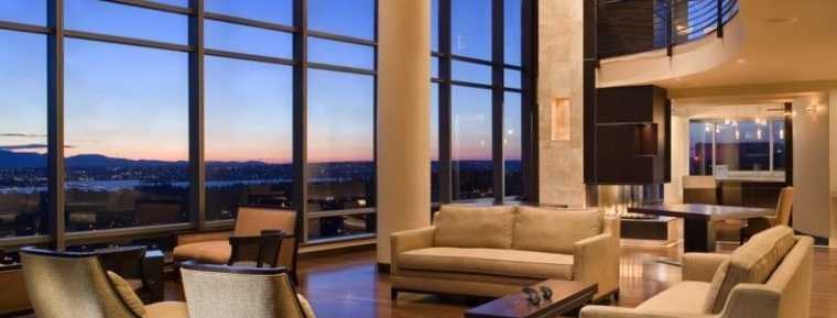 Modern bir iç panoramik pencereler