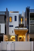 Insòlita casa estreta amb una façana lluminosa i original