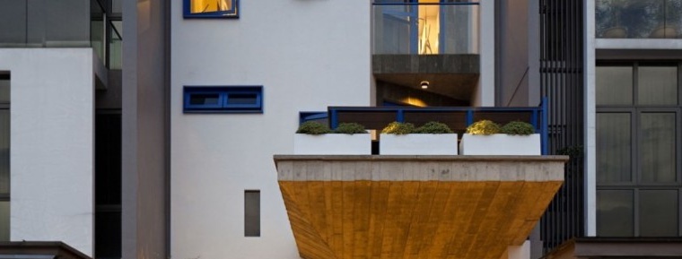 Außergewöhnliches schmales Haus mit heller und origineller Fassade