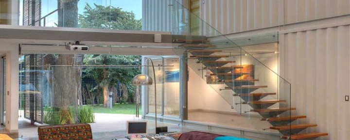 Uvanlige hus med glassflater og en uvanlig fasade