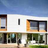 Progetto di design di una casa privata a due piani nei colori bianco