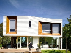 Σχεδιασμός ενός διώροφου ιδιωτικού σπιτιού σε άσπρα χρώματα