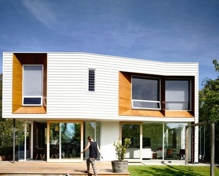 Designprosjekt av et to-etasjers privat hus i hvite farger