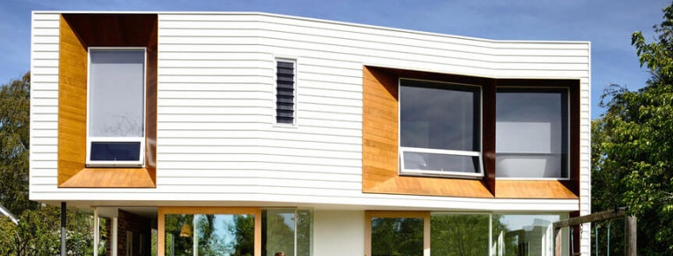 Designprosjekt av et to-etasjers privat hus i hvite farger