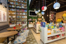 Neįprastas knygų kavinės-parduotuvės su unikaliu interjeru projektas