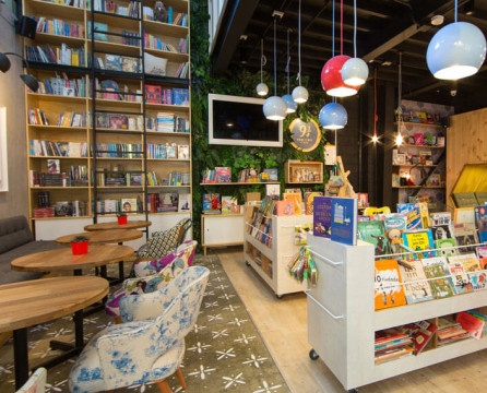 مشروع غير عادي لمقهى متجر الكتب ذي التصميم الداخلي الفريد