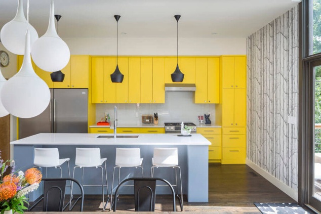 Lyse møbler for det moderne interiøret i et privat hus