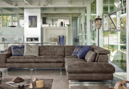 Stūra dīvāns modernas viesistabas interjerā