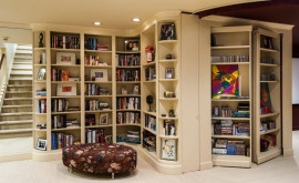 Bastidores de libros y armarios en el interior