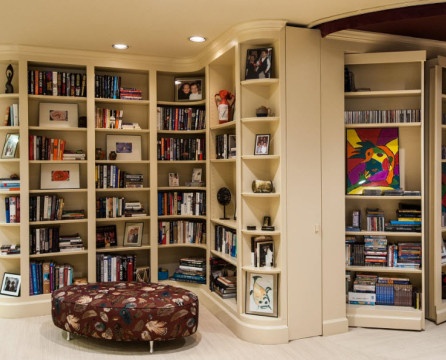 Bastidores de libros y armarios en el interior