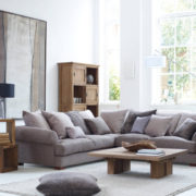 Sofà cantoner ampli per a una moderna sala d’estar