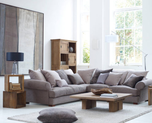 Amplio sofá de esquina para una sala de estar moderna
