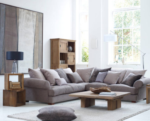 Geräumiges Ecksofa für ein modernes Wohnzimmer