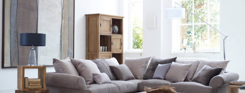 Ampio divano ad angolo per un soggiorno moderno