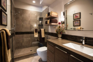 Moderni tyyli yhdistetyn kylpyhuoneen suunnitteluun