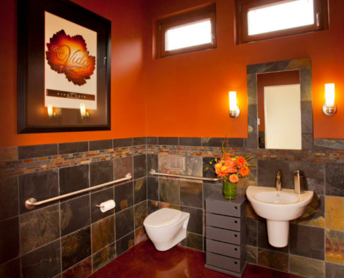שירותים תלויים בקיר עם התקנה בחדר אמבטיה מודרני