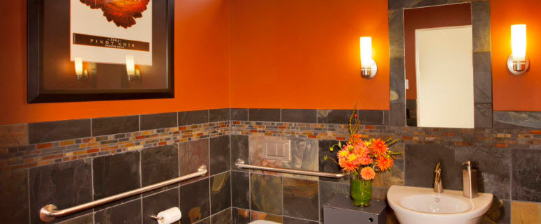 שירותים תלויים בקיר עם התקנה בחדר אמבטיה מודרני
