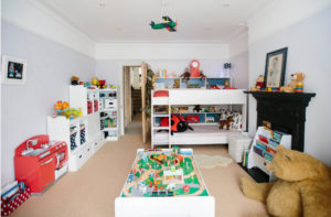 Interior d’una habitació infantil per a nens heterosexuals