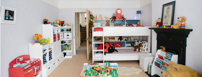Interior de una habitación infantil para niños heterosexuales