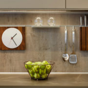 Decoración de cocina con elementos interiores funcionales.