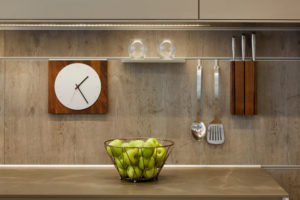 Dekoracja kuchni z funkcjonalnymi elementami wnętrza