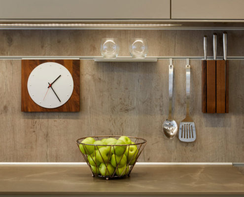 Decoración de cocina con elementos interiores funcionales.