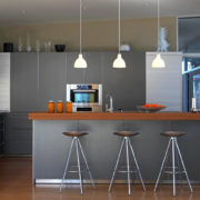 Intérieur d'une cuisine moderne dans une palette grise