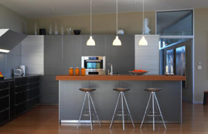 Pilkos spalvos paletės modernios virtuvės interjeras