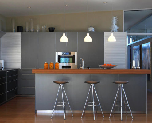 Interiér moderní kuchyně v šedé paletě