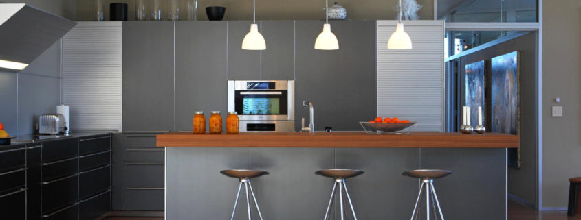 Interiør i et moderne køkken i en grå palet