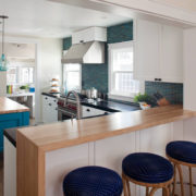 Barový pult v moderním interiéru kuchyně
