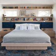 Mūsdienīgs dizains daudzfunkcionālai guļamistabai
