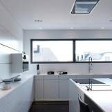 Hvite kjøkkenfasader kombinert med mørkt gulv