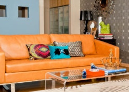 Φωτεινό καναπέ με δερμάτινη ταπετσαρία σε μοντέρνο εσωτερικό