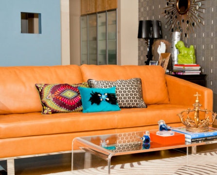 Sofá luminoso con tapicería de cuero en un interior moderno.