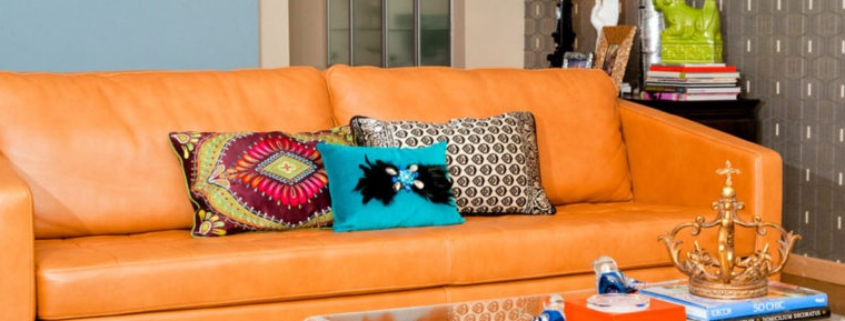 Maliwanag na sofa na may katad na tapiserya sa isang modernong interior