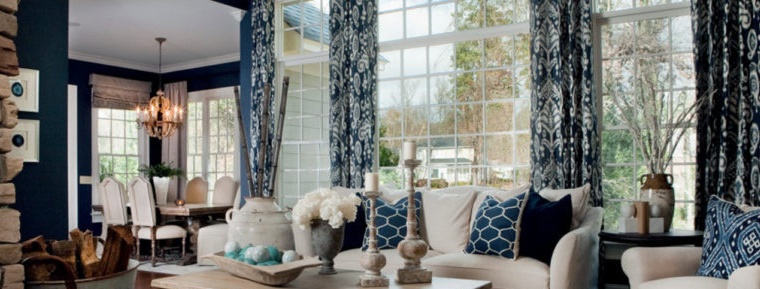 Designa gardiner för ett modernt rum
