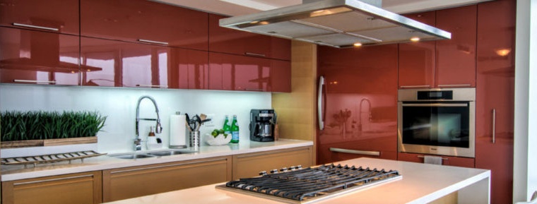 Cozinha moderna com fachadas lustrosas