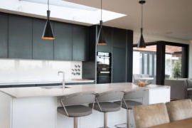 Modernus stilius, skirtas dekoruoti privataus namo virtuvę