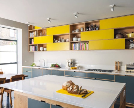 Světlý design fasád moderní kuchyně