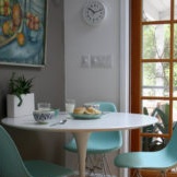 Kompakte spisebord og designerstole