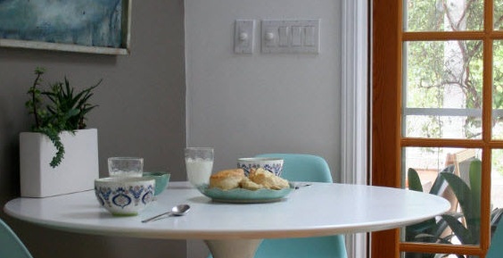 Taula de menjador compacta i cadires de disseny