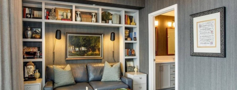 Interiér moderního obývacího pokoje v šedých tónech