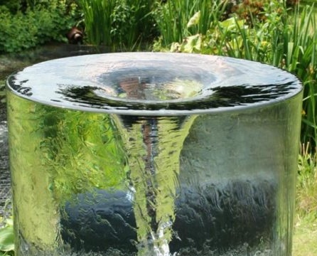 El jacuzzi de la font per a la dacha de temporada